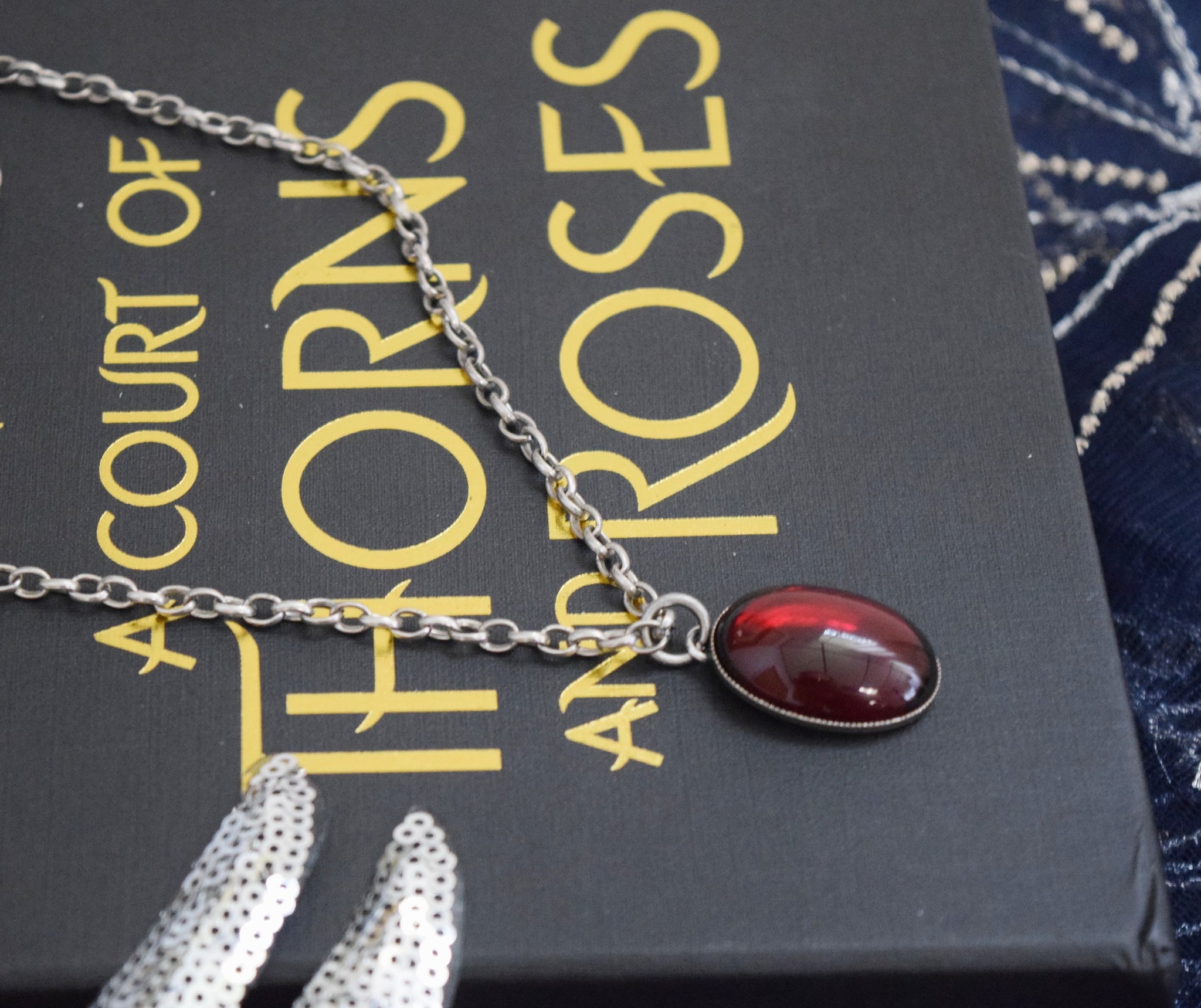 A court of hotsell thorns and roses necklace
