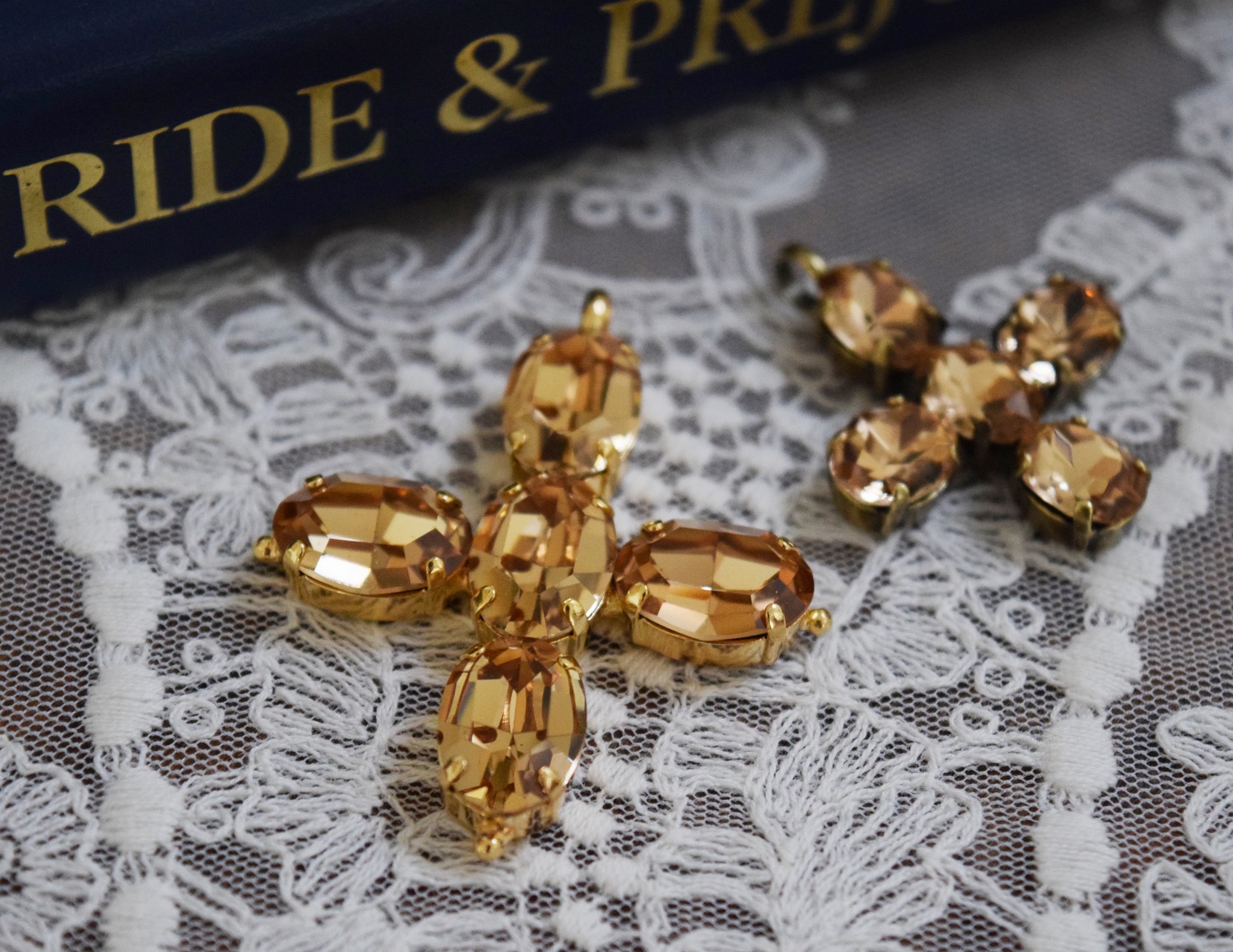 アクセサリー a Jane Austen Topaz Cross Replica Pendant – Dames a la Mode